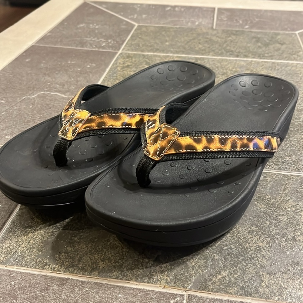 Vionic High Tide Leopard Print Thing Sandals 10 W. - image 2